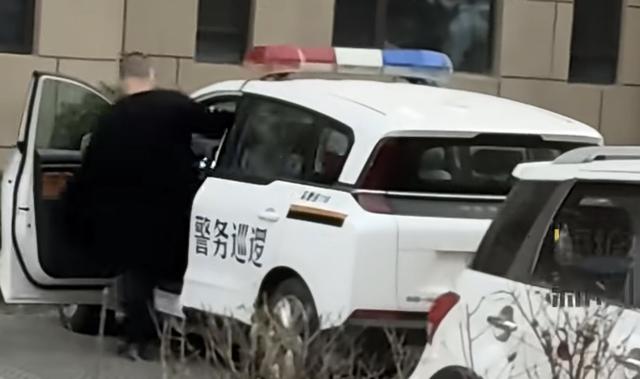 媒体反映“警务人员穿便装开警车接送孩子	”，宁夏警方通报：涉事人员已被停止执行职务，正进行相关调查