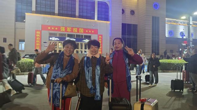 山东首趟赏秋专列抵达乌兰浩特！400人共举“下马酒”体验太独特！