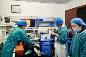 小伙拿起一瓶“冰红茶” 就喝，当场口吐白沫……图片