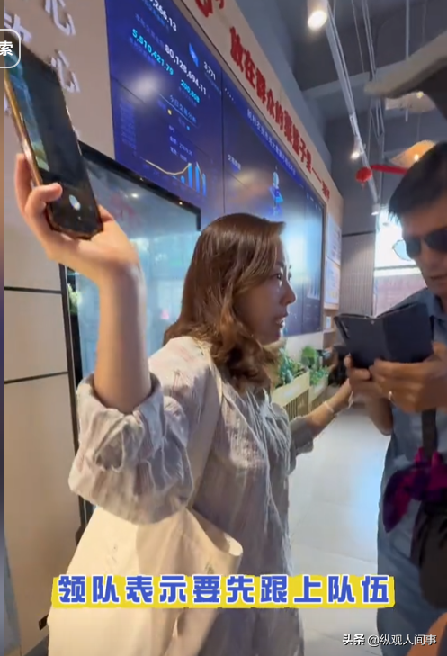 领韩国旅游团参观中国菜市场：试吃乱瞟还不好意思，水果买几十斤