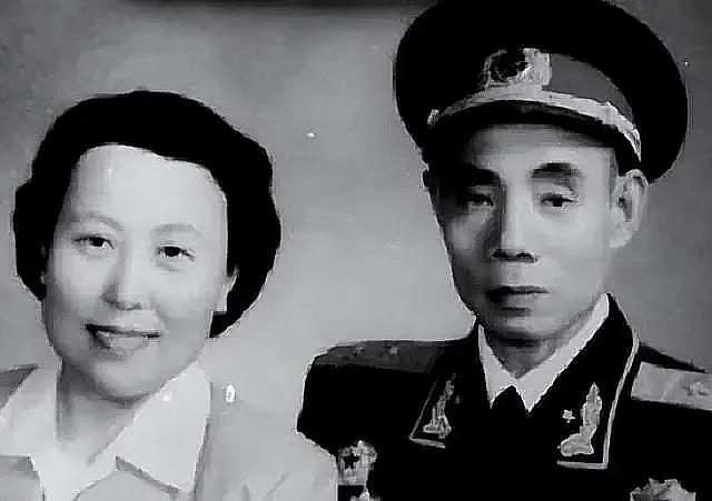 吴信泉被授予中将军衔，妻子为他军衔打抱不平，他却怒斥不许提！