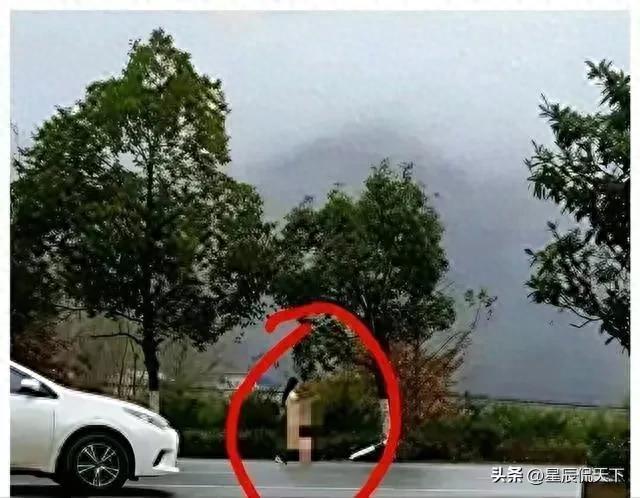 一女子被老公家暴，一丝不挂走在雨中：很多路人看到后掉头走了！