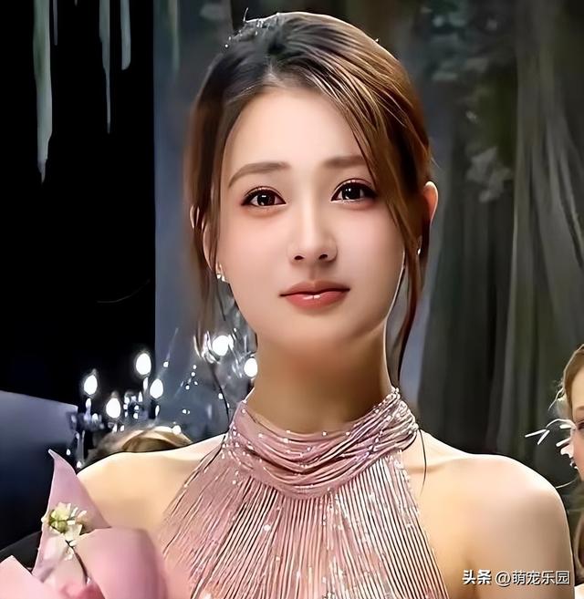 徐璐素颜照曝光，没有美颜滤镜	，真实颜值让人意外