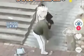 网传山东一高校男生疑出轨，为挽留女友将其按在地上强吻，学校回应 律师：女生不愿意 男生强吻就涉嫌违法图片
