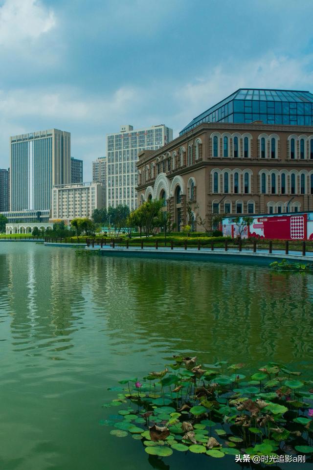 北国未来城沿湖一步一景，迈向生活的自在！