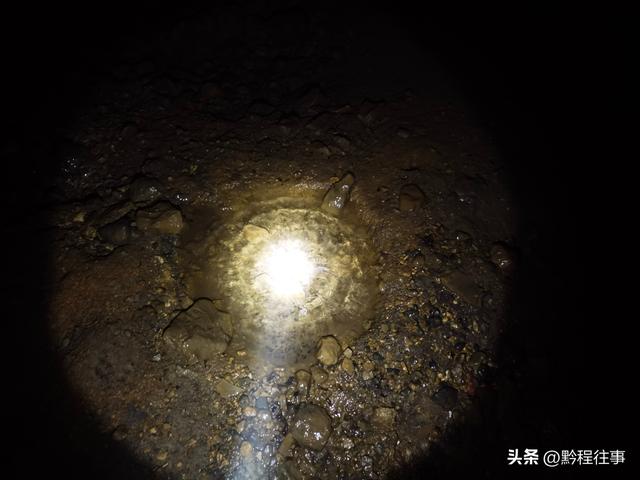 一个洞内烟云氤氲的躲匪洞，一个白练如幕的暗河瀑布