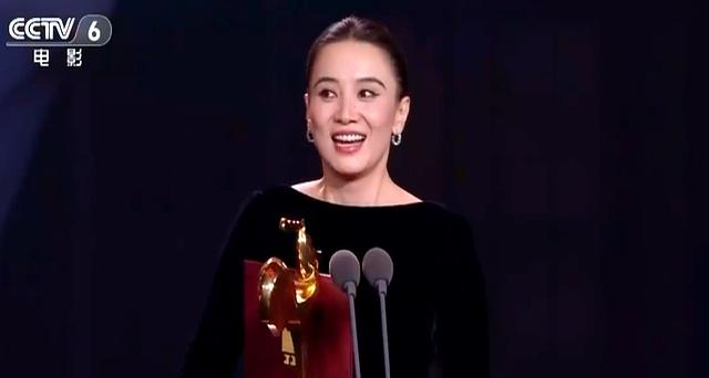 恭喜！易烊千玺斩获金鸡奖，四次提名终成最年轻影帝，宋佳获影后