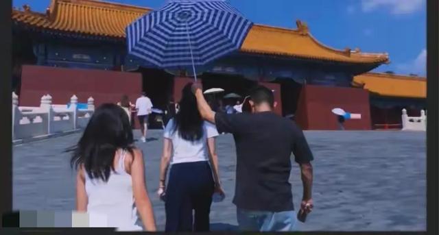 TVB前花旦郭羡妮与丈夫逛北京 女儿长大好漂亮 一家人画面温馨幸福