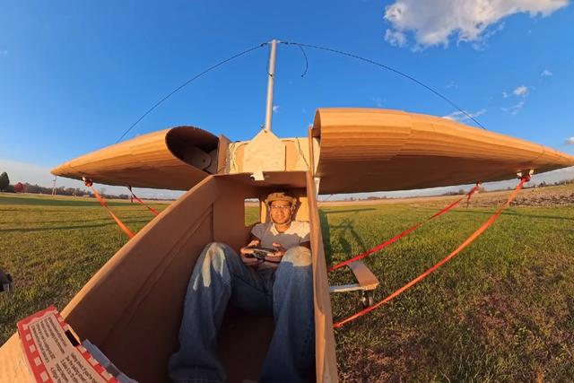 疯狂还是天才？这位发明家主用硬纸板造出了真能飞的载人飞机