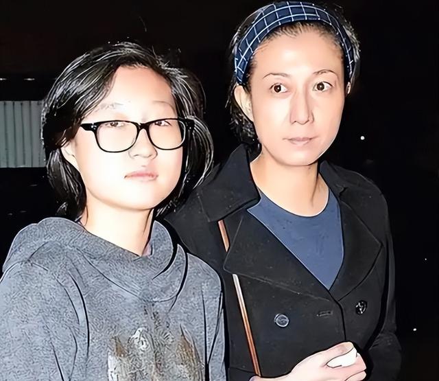 71岁成龙满头白发，儿子不成材，女儿在外流浪
