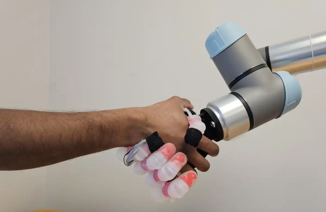 类人双手不好造！学术派VS产业派，仿生手各有各的招？