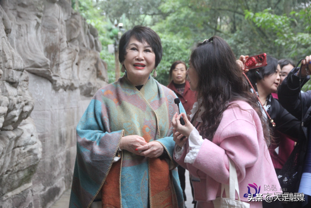 美国华裔文化名人靳羽西来足拍摄《同一世界》节目 架设中西文化桥梁