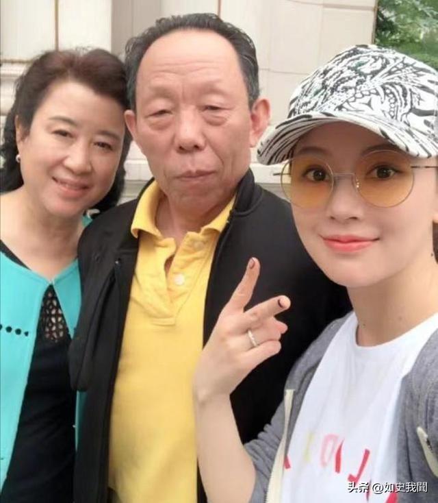 43岁潘晓婷至今单身，身材傲人却无人敢娶，潘爸爸后悔当初管太严