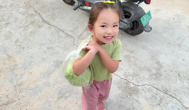 杨二狗低调交女友，比阿霞小一岁！阿霞生活窘迫，有人抛出橄榄枝