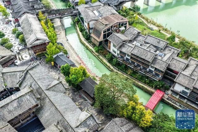 清清濯水：洗尽铅华见本心