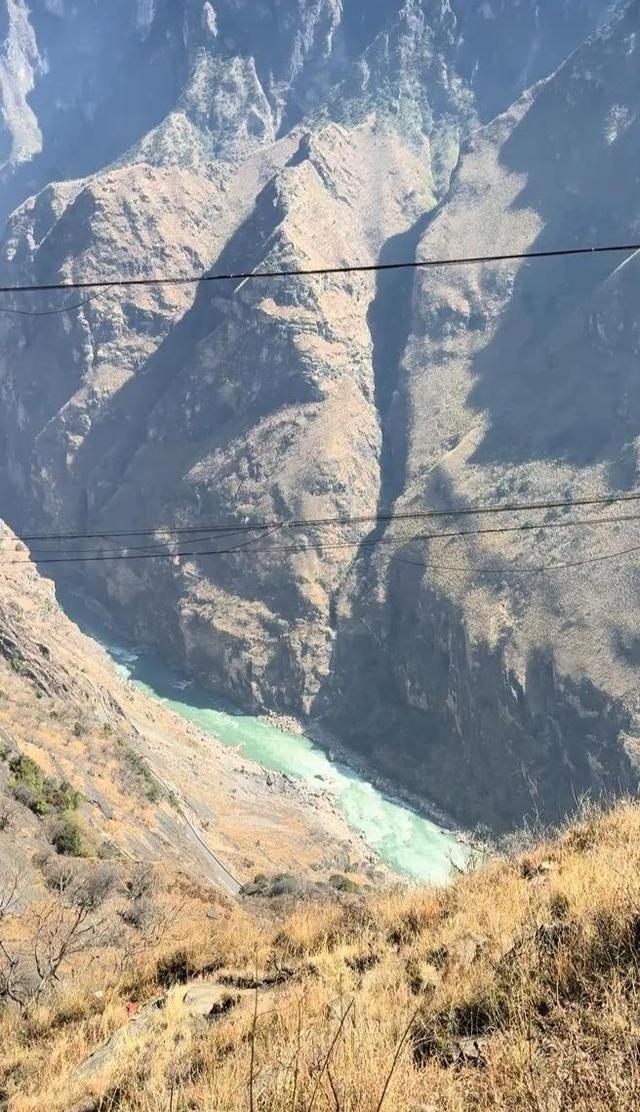 男童坠崖香格里拉，中虎跳封闭路段为何酿惨剧？