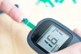 45岁一女子仅只用了一年，她的血糖从18降到5.5，是怎么做到的？图片