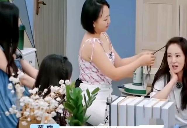 董璇与新婚老公聊天	，位置摆低，介意过往，网友眼里的她却很优秀