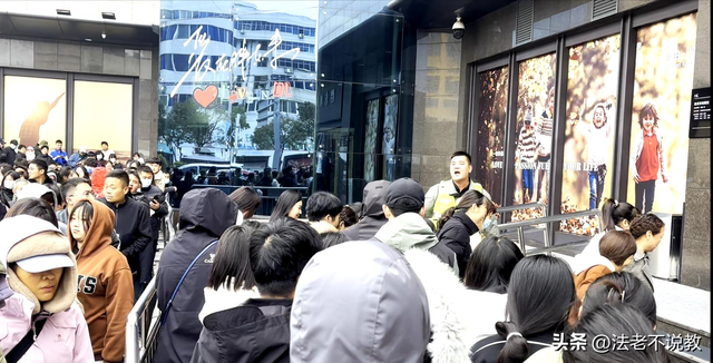 为胖东来苦干12年，因没及时迎客被开除，内幕被扒，冤的不止一个