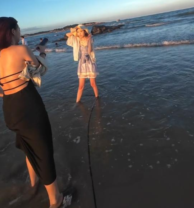 离谱！博主海边拍照遭驱赶，对方放话承包整片海岸，文旅出手了