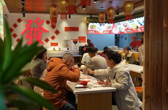 塞上江南添新韵 银川江南水街“36小时不打烊”开街狂欢点燃消费热情