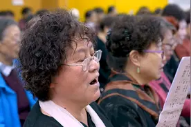 连86岁听障爹爹每周都来“听”她的课，高校女教师打算辞职到老年大学任教图片