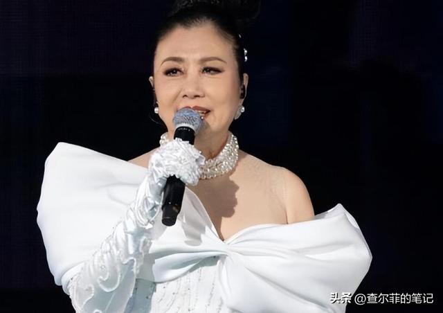 78岁连路都走不稳还开演唱会，全网骂声一片	，她却扬言回馈粉丝