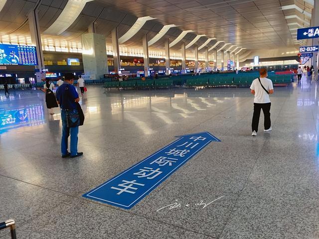 兰州机场“太离谱”！比上海浦东机场还远，竟要坐动车去坐飞机？