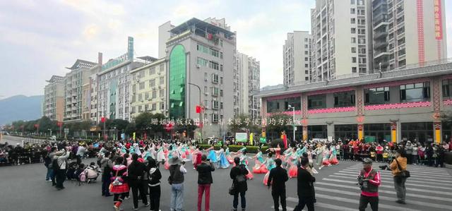 游客亲历连南盘王节巡游，普通观众拍照好难，叹：好看表演被毁？