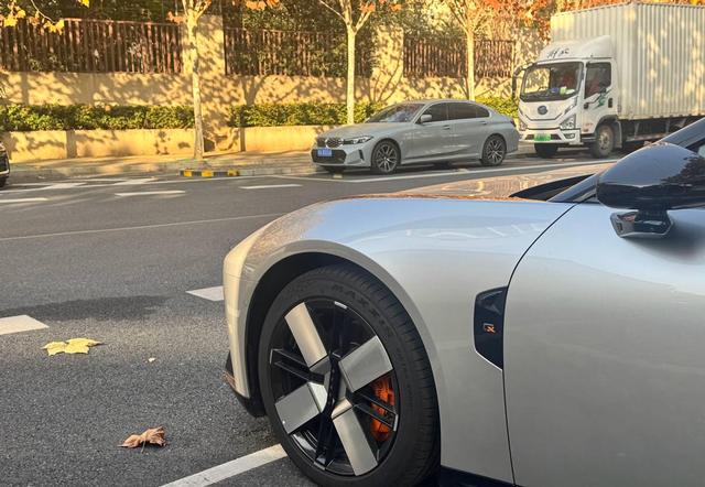 小鹏新车街头吸睛，五米车身配三米轴距，21万起售引热议