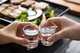 笑麻！弟弟喝醉误把姐姐当成女友，姐姐曝出聊天记录，评论区炸锅图片