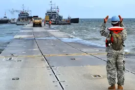 美军花3亿美元在加沙造了个临时码头，竣工一周后解体图片