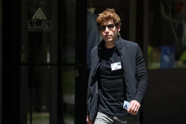 三星掌门人北京逛街	，穿“老头马甲	”秒售罄！有钱男人为啥爱马甲