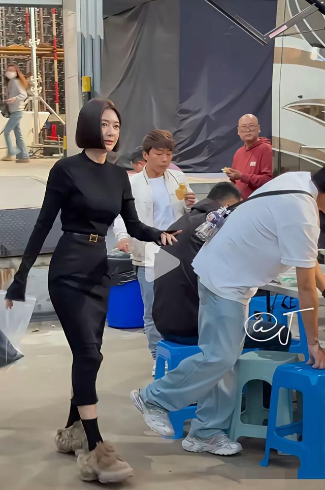 秦岚变化太大了，胸很大，腰很细，臀部很大，身材有点像芭比娃娃