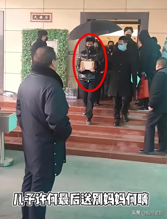 好友相继缅怀拼凑出，何晴生命最后时光：拮据、变样	、舍不下儿子