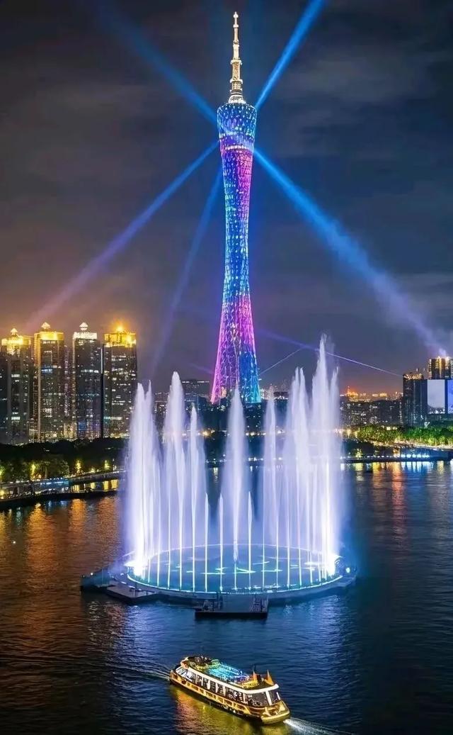 一场时尚大秀,一座大城闪亮