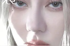 迪丽热巴拍白发怼脸大片 美得像犹如异世精灵图片