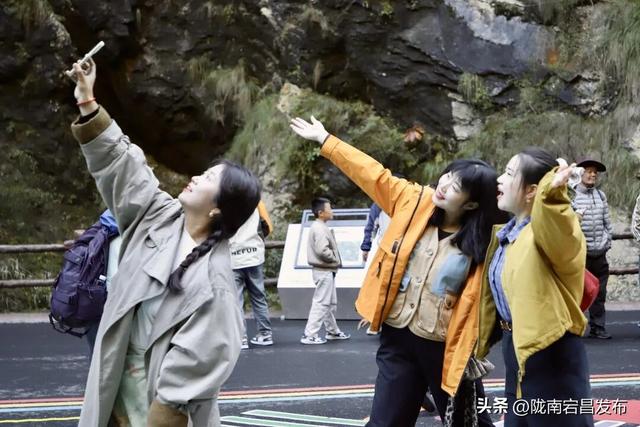 国庆假期第二天，官鹅沟迎来旅游高峰