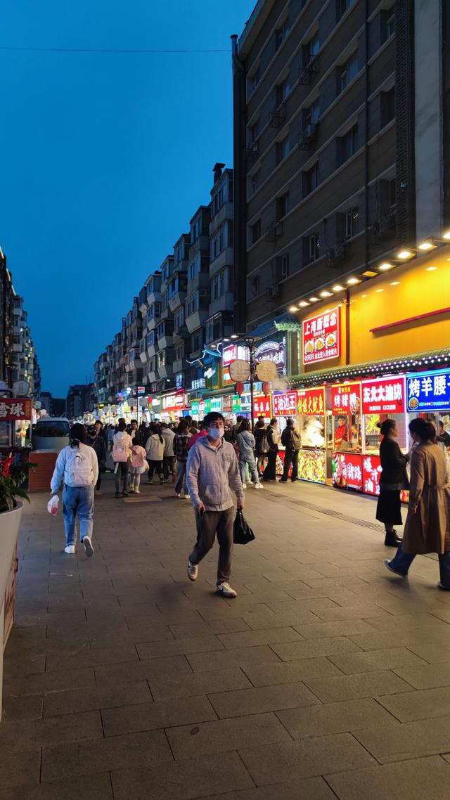 长春这有山摩肩擦踵，南湖公园绿树迎风
