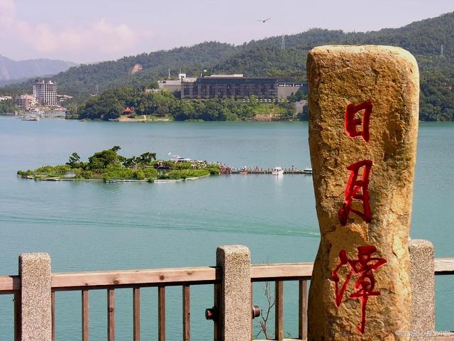 海峡对岸的石与水
