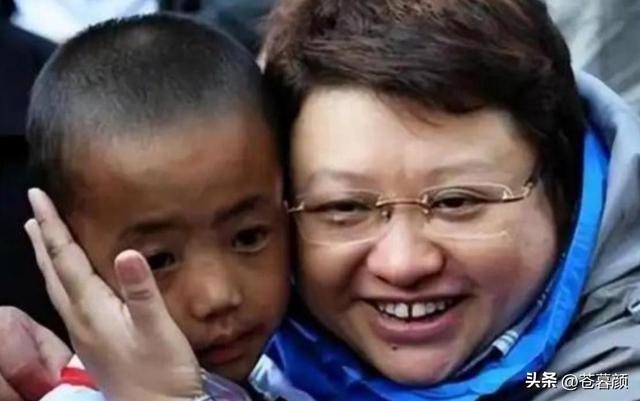 被实名举报过的韩红	，终于明白她终身不嫁的原因