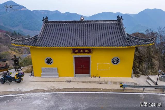 泉岗村的大岩头观音庙很有特色，旁边的山泉不时会发出龙吟之声