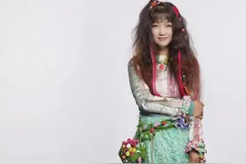 《左手指月》词作者喻江：穿衣至少15种颜色，脑子里有200多个想法，写了100多首歌图片