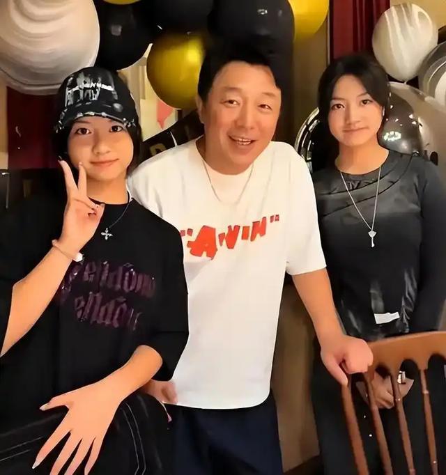 黄渤半月两次骑车摔伤住院,52 岁影帝背后,是相伴 32 年的妻子小欧