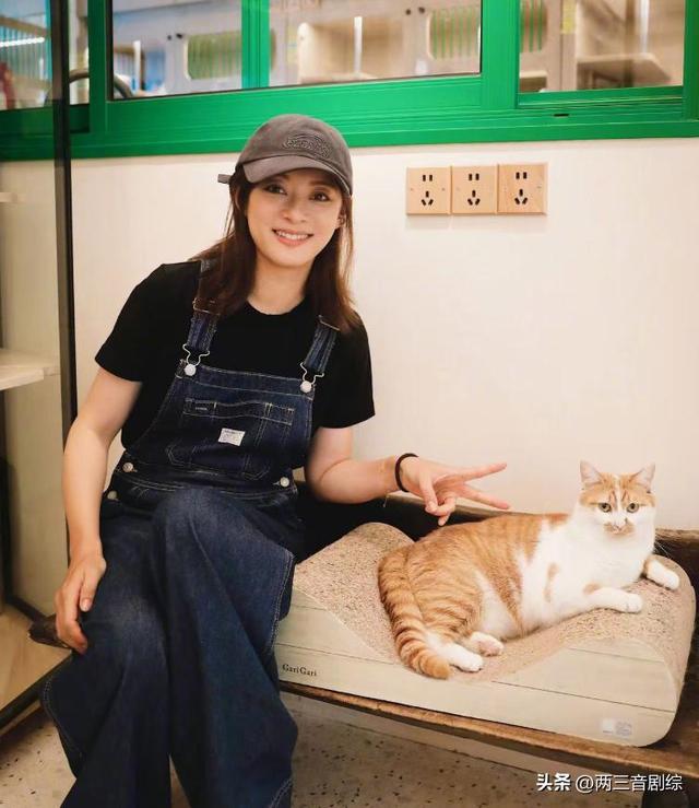 邓超父子和姚明同看球赛，三人坐一起如同WiFi信号，等等好像孙俪
