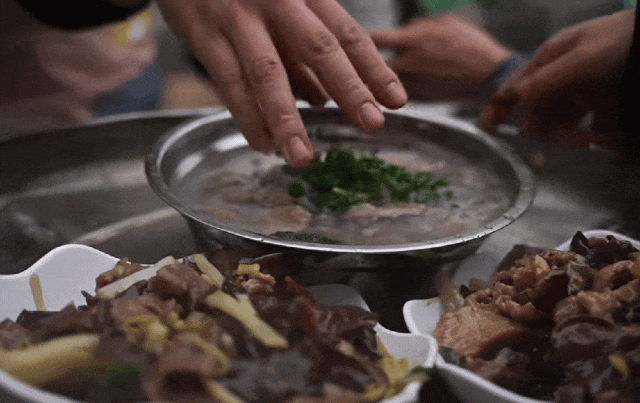 被重庆光芒掩盖，这座小城被一碗“刨猪汤”带火，景点几乎免费看