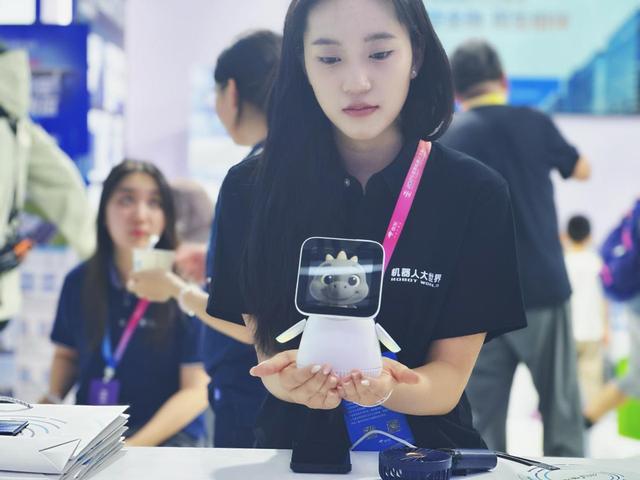 豆神学伴机器人惊艳世界机器人大会，定义AI教育新物种