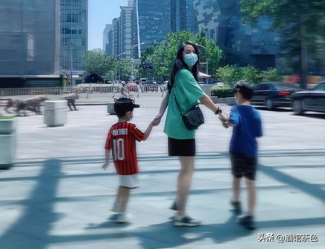 她26岁成双料影后，二婚嫁靳东高龄生下两子，今48岁美得自信从容