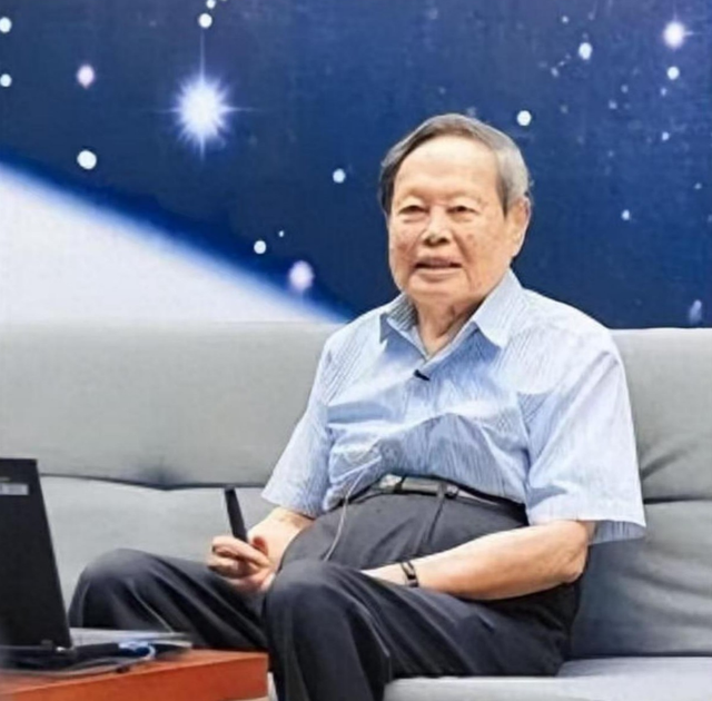 令人反感！杨振宁老先生去世7天后，恶心的一幕在互联网就上演了