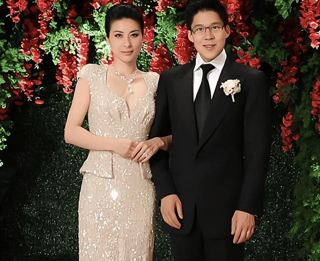 官方对郭晶晶的称呼变了，三字之差释放强烈信号，霍震霆全说对了